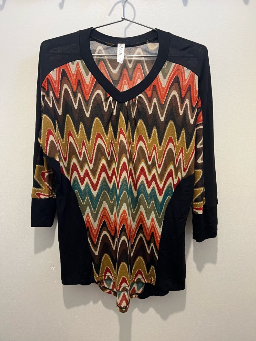 Bold Chevron Pattern V-Neck Top with Black Sleeves
Pre-Owned